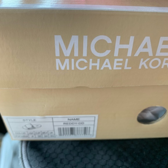 Michael kors girls slides - Picture 2 of 3